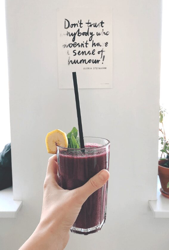 smoothie w szklance