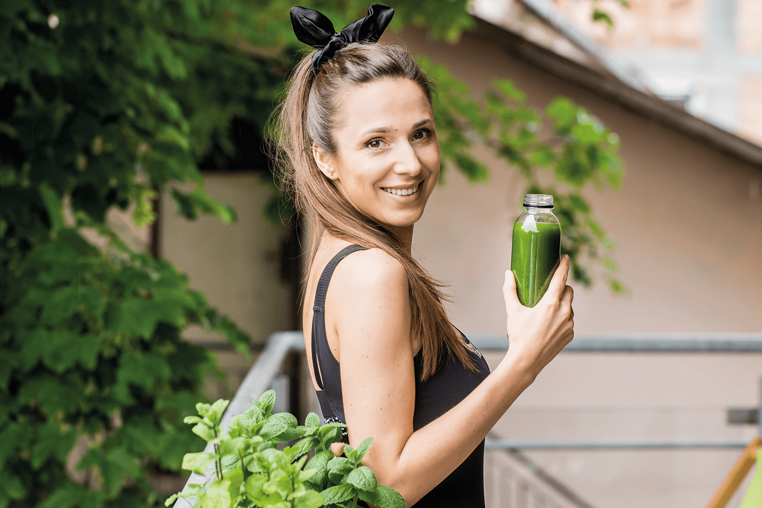 Portret szefa kuchni przy pracy nad dietetycznym daniem w ramach cateringu dietetycznego w Krakowie