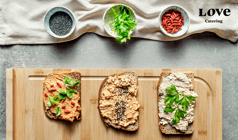 dietetyczne danie z humusem, kanapki