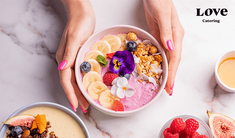 dietetyczne śniadanie z jogurtem