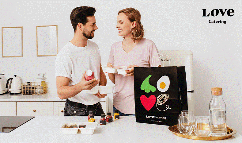 osoba na diecie, jedząca z pudełka