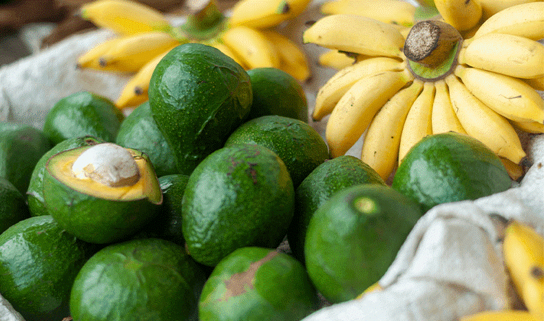 Produkty bogate w elektrolity (zdjęcie bananów i awokado, orzechów)