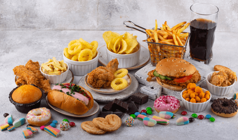 Dieta dla ćwiczących na siłowni powinna być wolna od niezdrowej żywności.