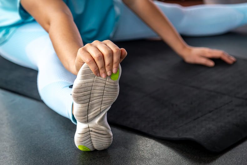 Ćwiczenia na odchudzanie - osoba ćwicząca na macie