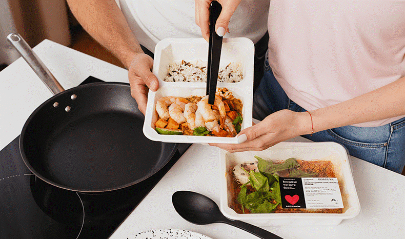 Dietetyczny posiłek - ładne danie LOVE w pudełku