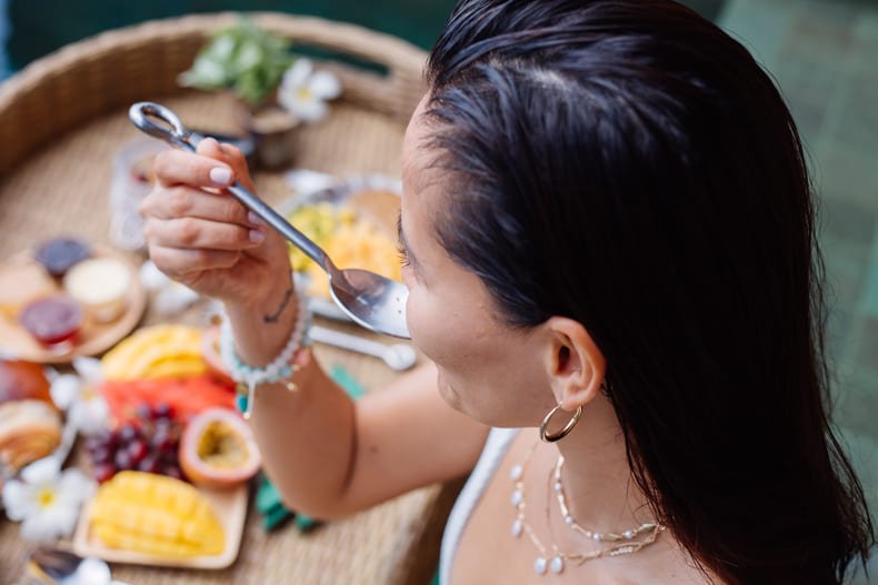 Ładne zdjęcie osoby podczas posiłku