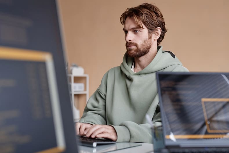 Osoba przed komputerem