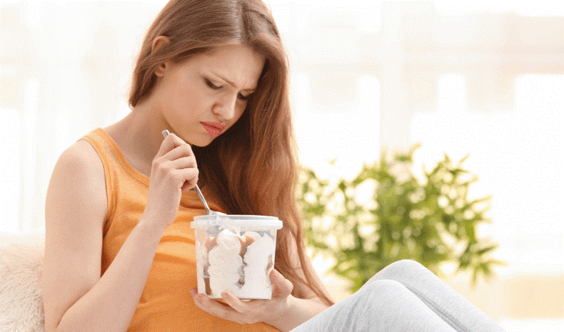 Podjadanie z nerwów - zestresowana osoba