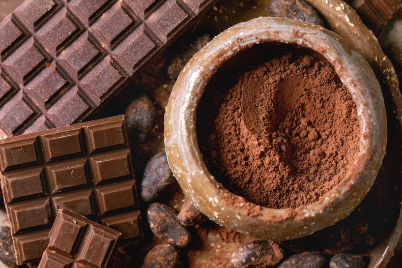 Kakao i gorzka czekolada to bogate w magnez produkty.