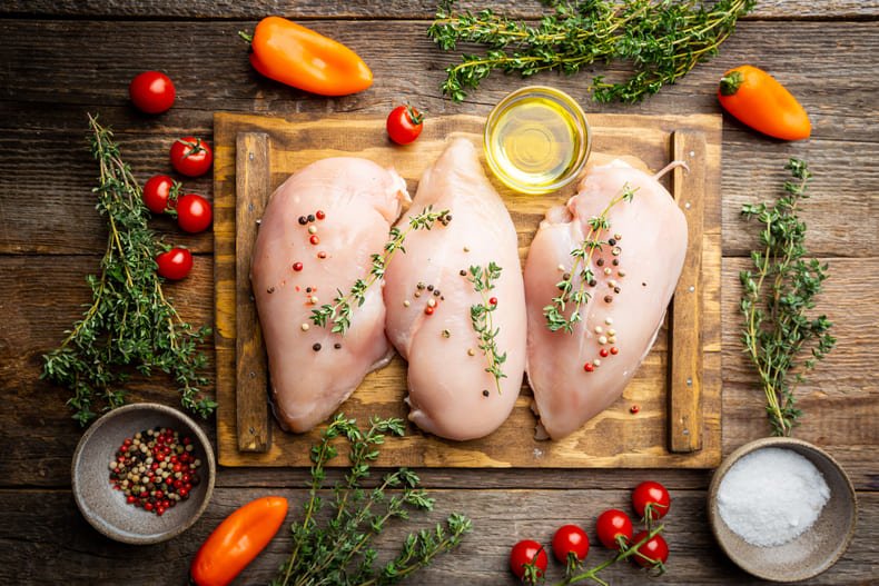 Kurczak jest doskonałym źródłem białka, które można jeść i chudnąć.