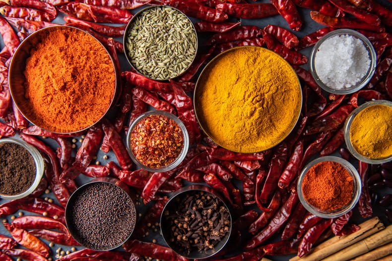 Pikantne przyprawy poprawiają procesy trawienne i przyspieszają metabolizm.