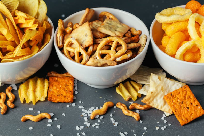 Słodycze i słone przekąski utrudniają odchudzanie i mogą być przyczyną efektu jojo.