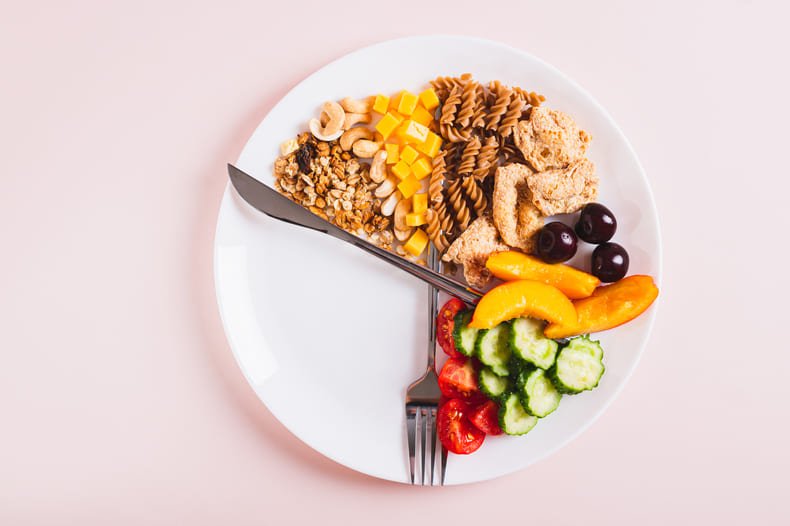 Post przerywany może być zdrowy, jeśli będzie się spożywać zbilansowane posiłki.