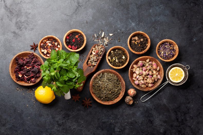 Zioła i naturalne przyprawy to zdrowe produkty poprawiające smak jedzenia.