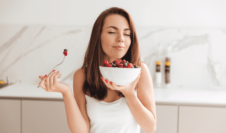 Osoba zadowolona podczas posiłku