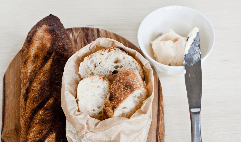 Produkty zawierające laktozę - Zdjęcie pieczywa, masła, wędlin