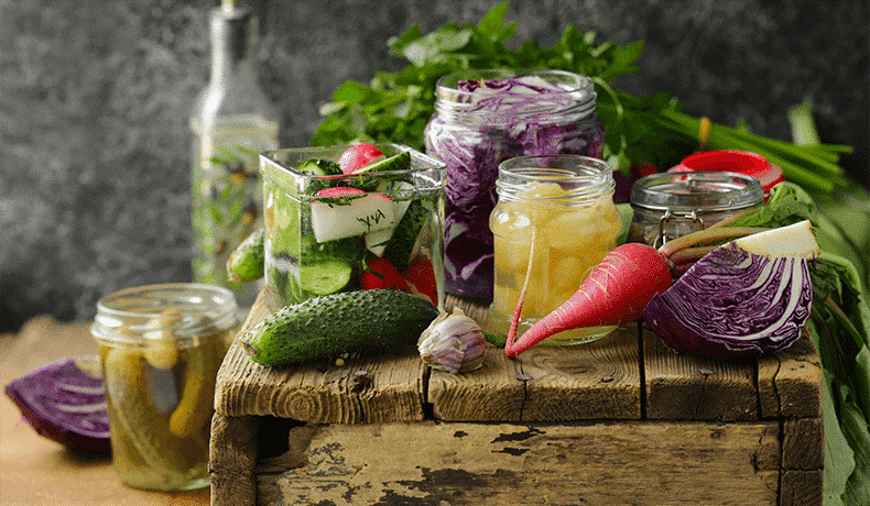 Zdjęcie pełne warzyw i kiszonek – naturalne sposoby na odporność
